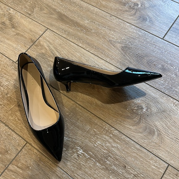 Ann Taylor Black Patten Leather Kitten Heel Pumps Size 8 - Picture 2 of 13